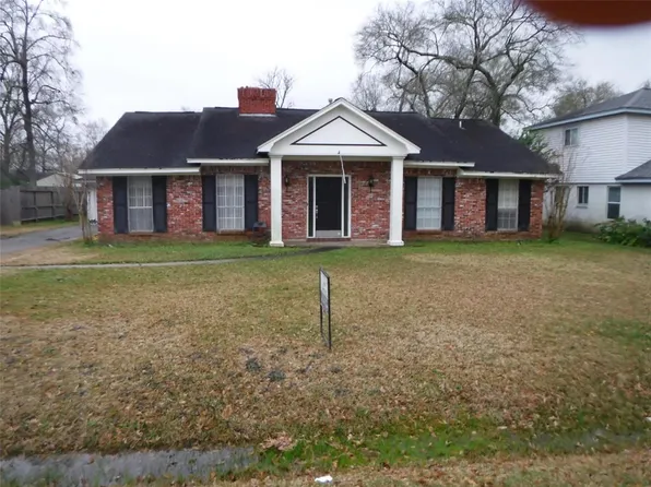 122 Red Bud Ln, Baytown, TX 77520