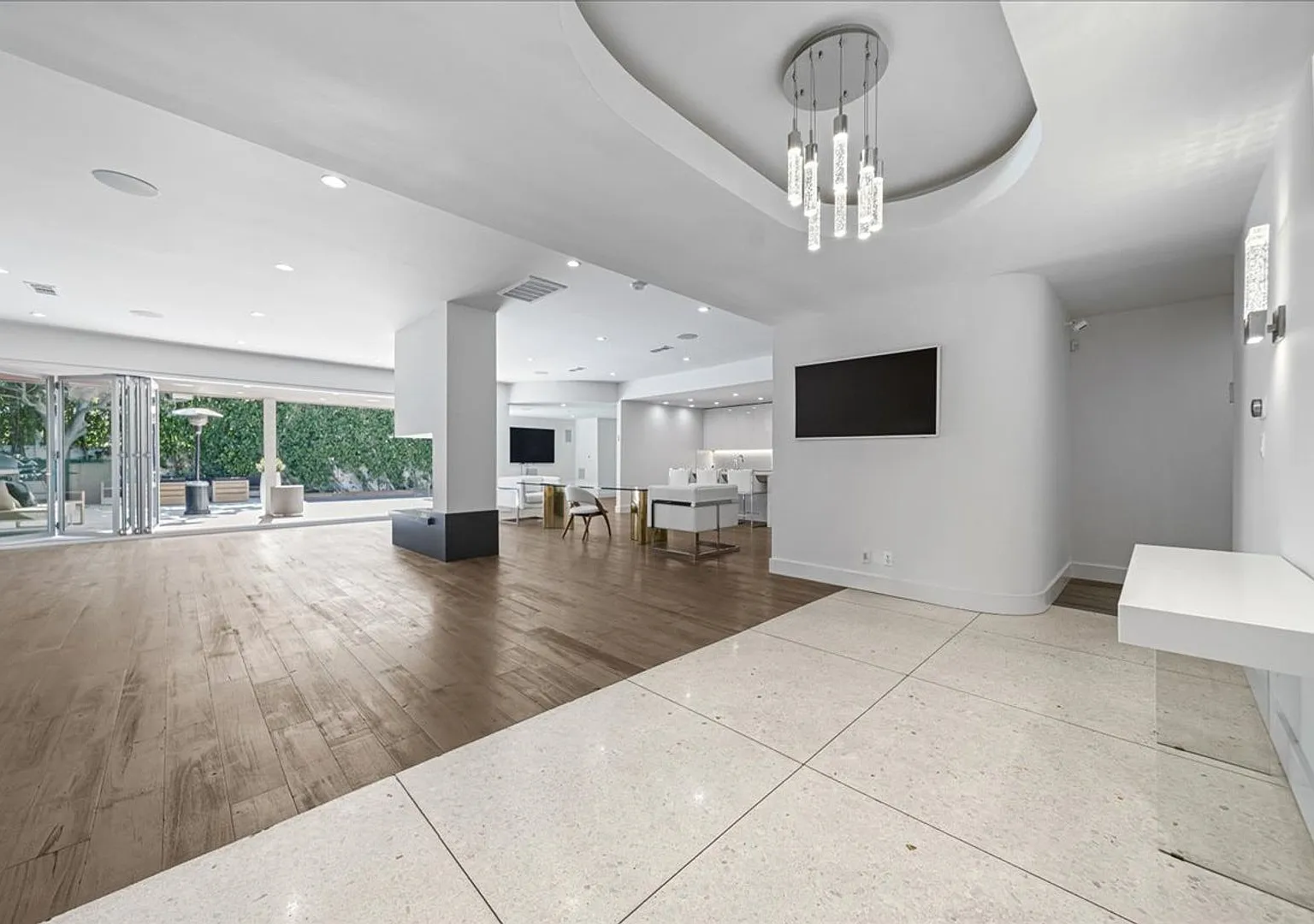 Modern and Spacious Beverlywood Home for Lease — Photo 2