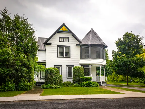 35 Elm St, Peru, NY 12972