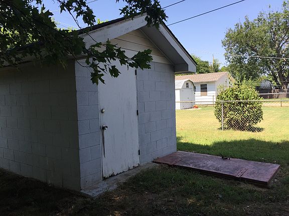 5th image of 4805 N Willow Ave
