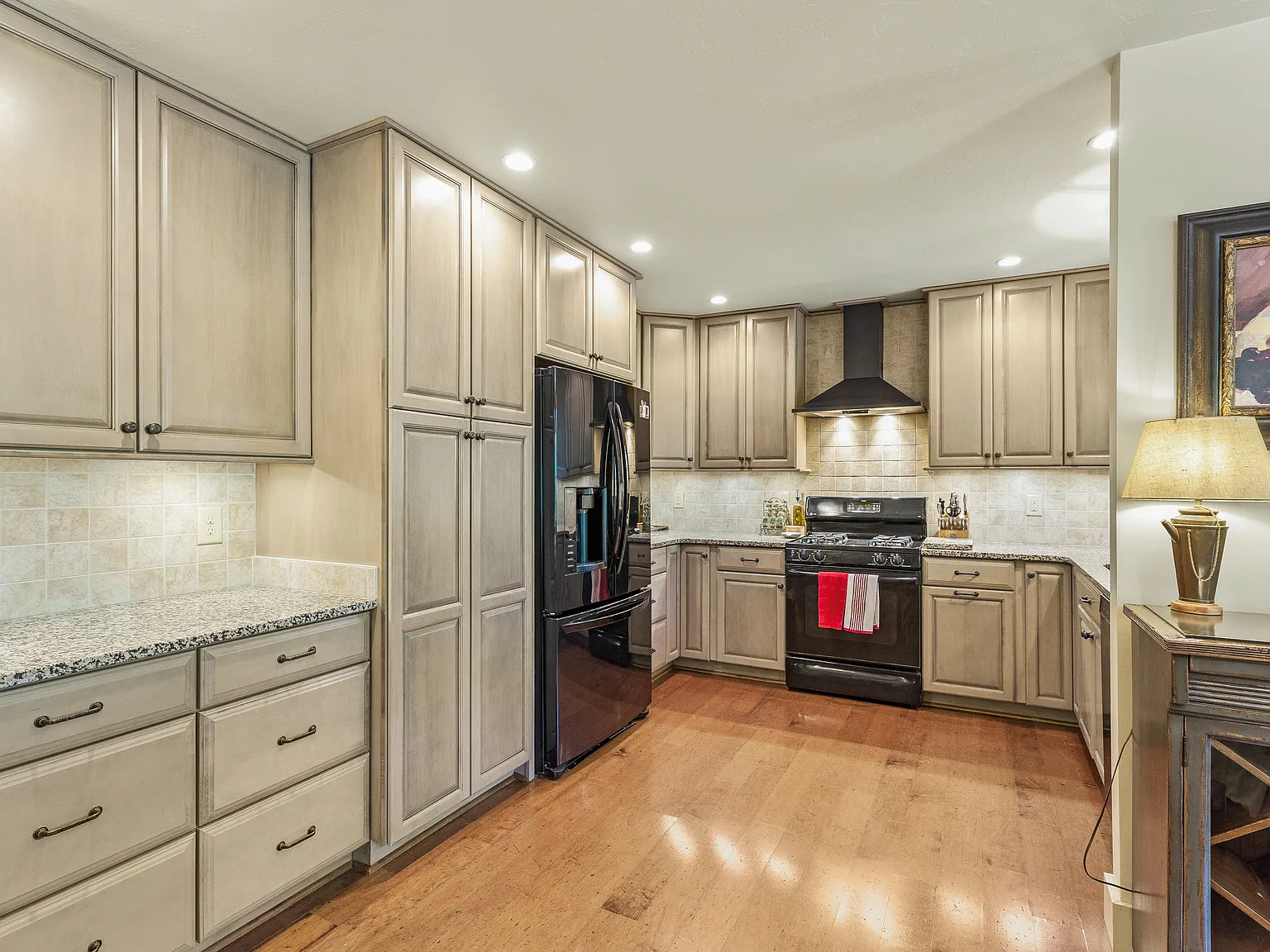4 bed, 2800 sqft, $4,950 — Photo 4