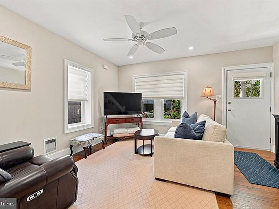 4th image of 337 W 4th St