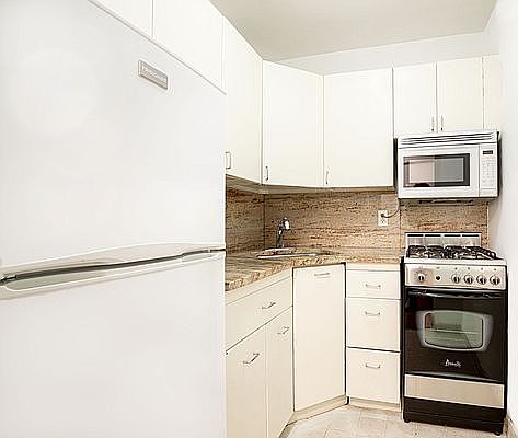 3rd image of 321 E 48th St APT 5B
