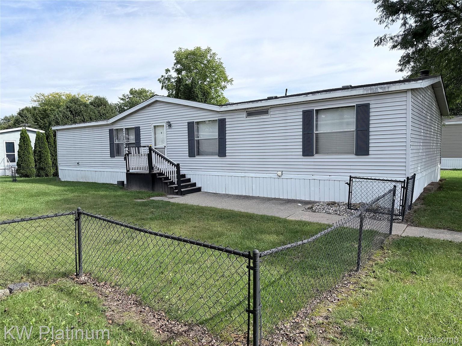 350 Ivy Dr, Belleville, MI 48111