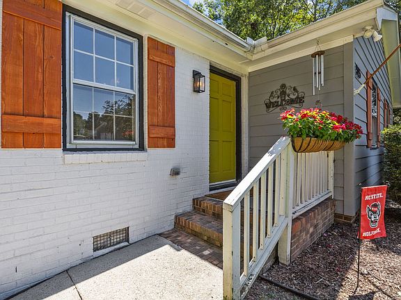 3rd image of 525 Merrie Rd