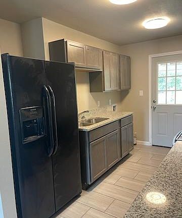 5th image of 709 W Avenue B