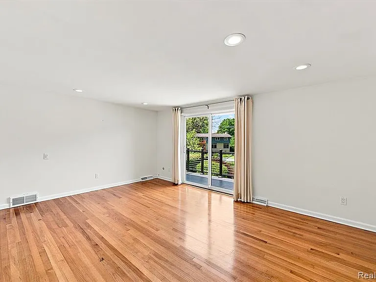 980 Sandhurst Rd — Photo 30