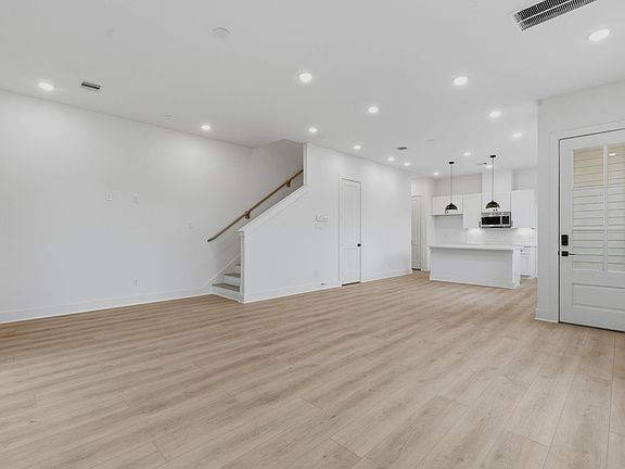 3rd image of 3848 Seabrook St