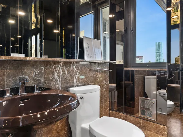 100 United Nations Plaza image 4 of 15