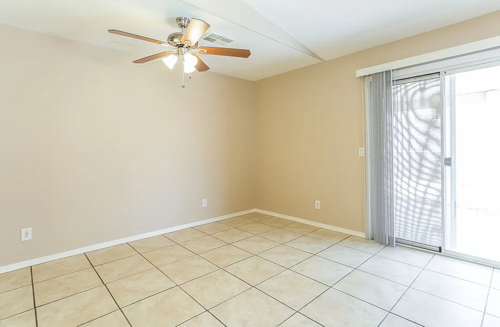 3 bed, 2.0 bath, 1310 sqft, $2,030 — Photo 4