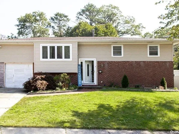 7 Chuck Boulevard, North Babylon, NY 11703