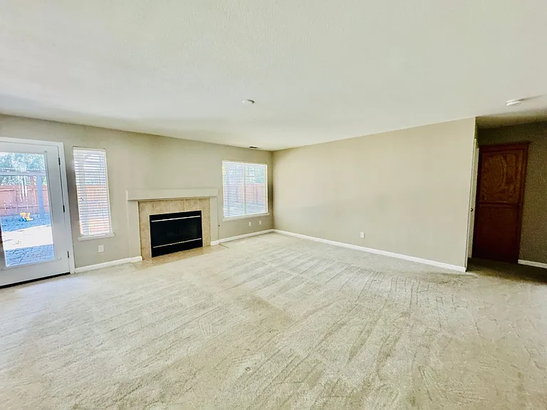 1037 Sandra St — Photo 8