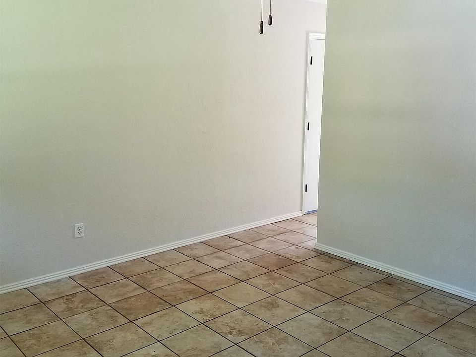 2nd image of 302 Cleaver St