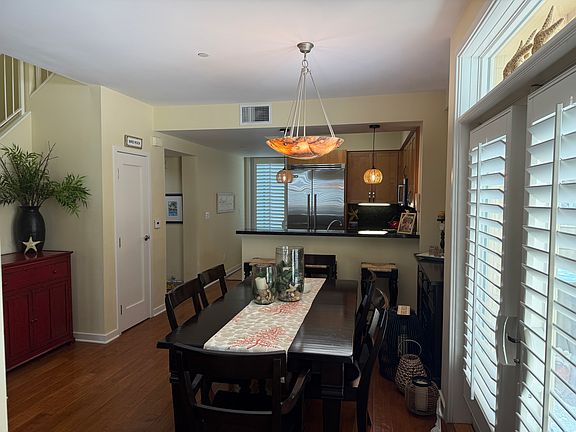 3rd image of 5446 La Jolla Blvd