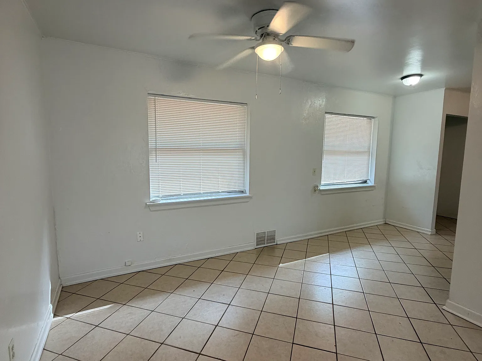 2 bed, 978 sqft, $1,100 — Photo 4