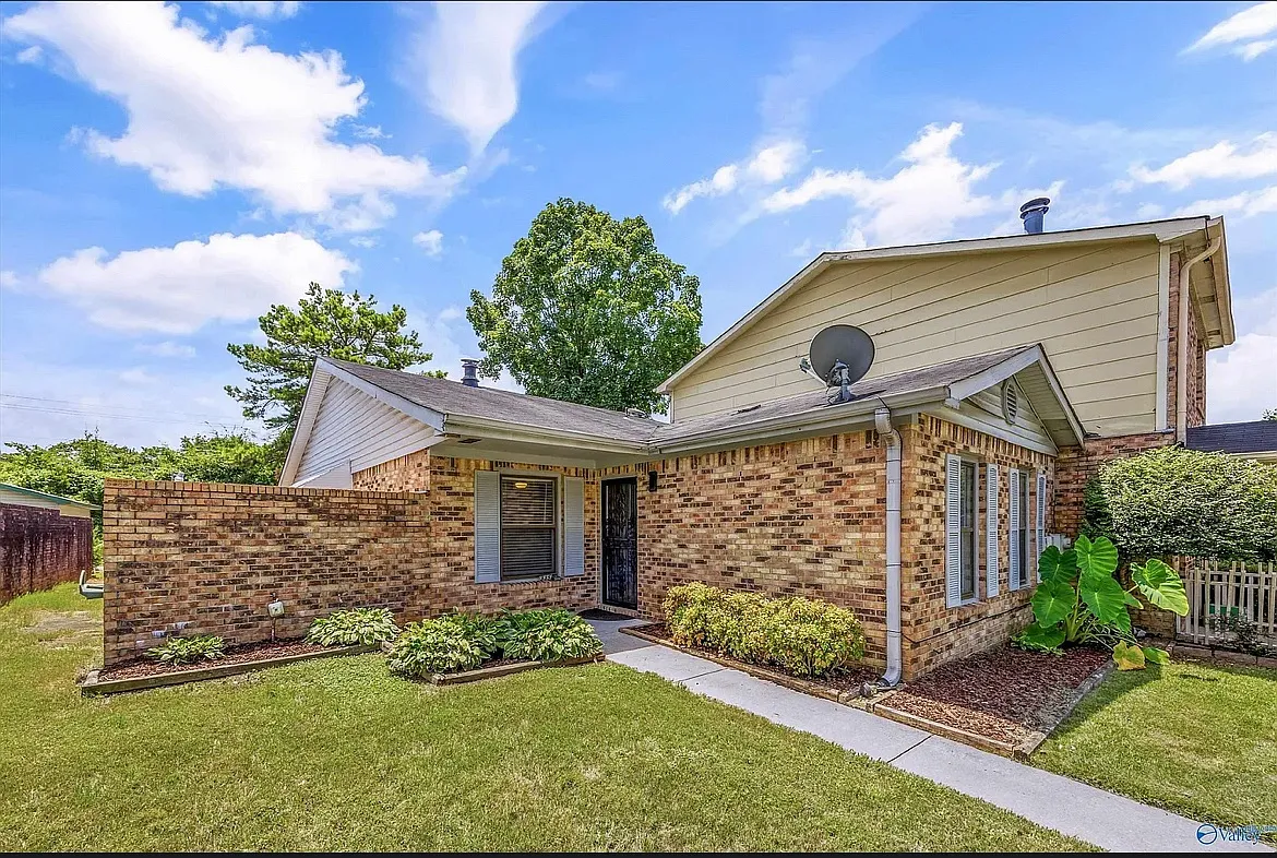 335 Chateau Dr — Photo 2