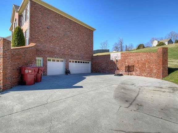 5th image of 127 Laurel Cyn