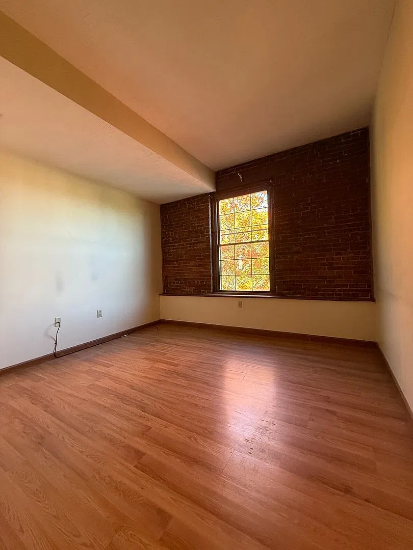 Available Now - Unique Fitchburg 1 Bed Loft Style Apartment On Bemis Rd — Photo 4