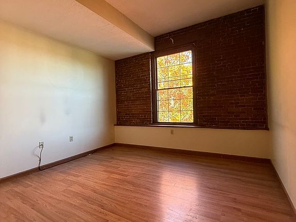 4th image of 34 Myrtle Ave #1