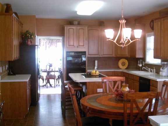 Spacious kitchen, tiled backsplash