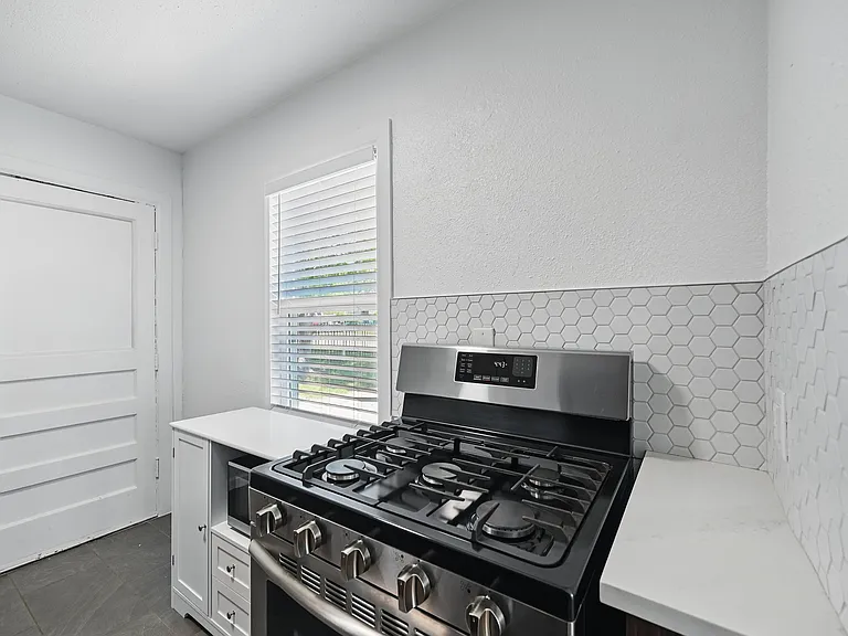 1205 Hamsted St — Photo 9