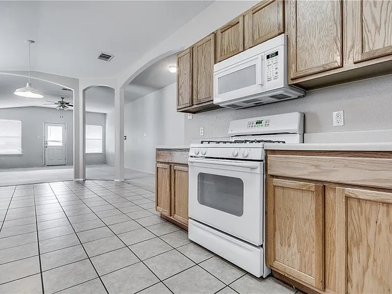602 Golden Gate Dr — Photo 2