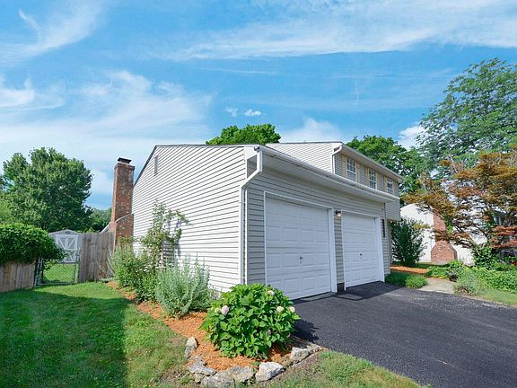 3rd image of 8755 Crestwater Dr