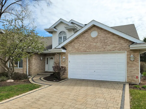3043 Rosebrook Cir, Westchester, IL 60154