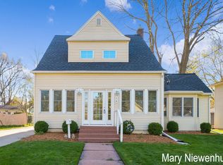 14 N Fremont St NE, Rockford, MI