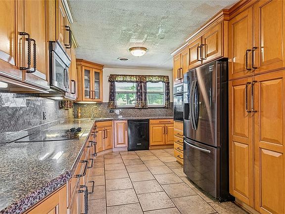 3rd image of 24 Karen Ct