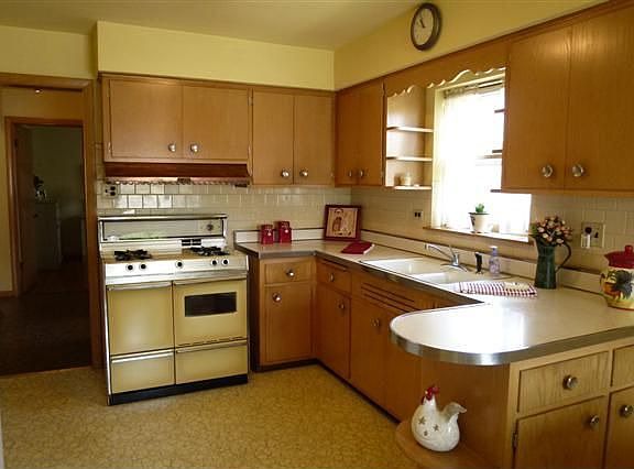 3rd image of 4928 N Oak Park Ave