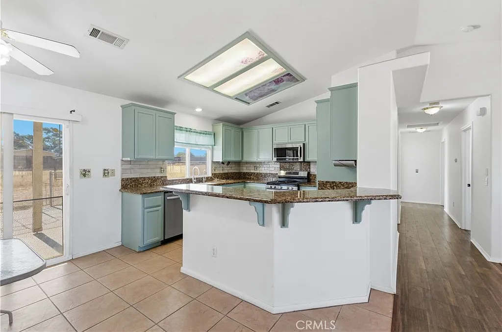 3 bed, 1242 sqft, $2,700 — Photo 4