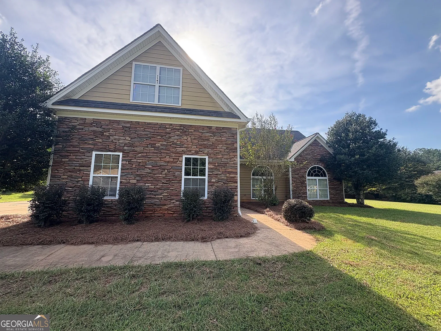 4 bed, 3.0 bath, 2700 sqft, $2,600 — Photo 3