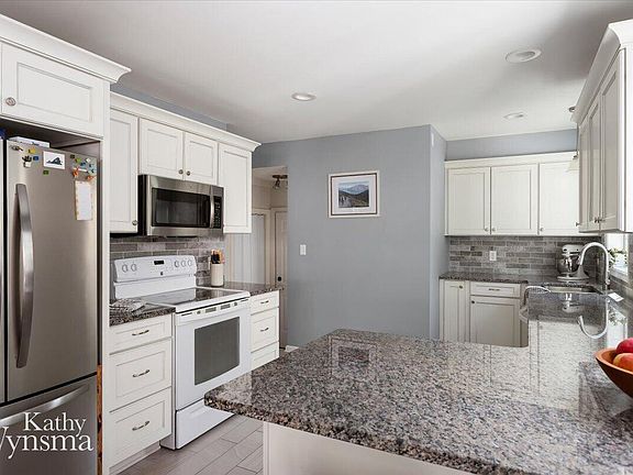 3rd image of 2604 Richards Dr SE