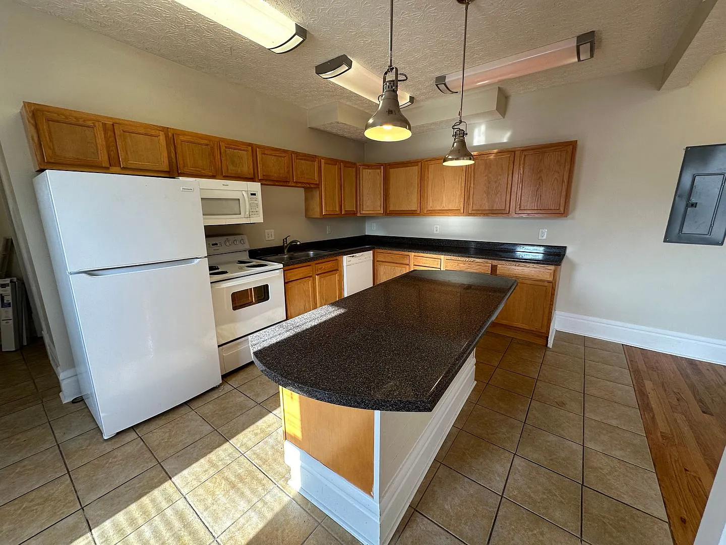 University District Single Family House — Photo 4