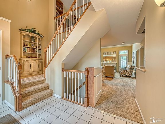 3rd image of 604 Meadowlands Ct