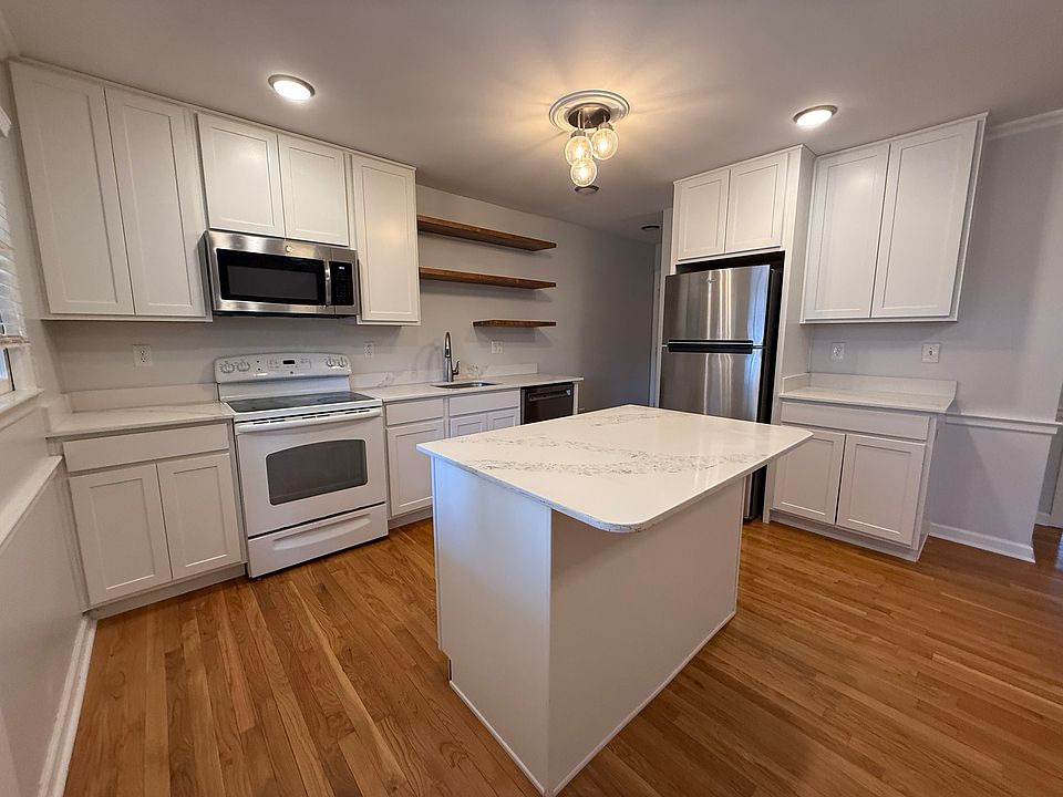 The kitchen is extraordinary! Comes with a stove, fridge, dishwasher and microwave.