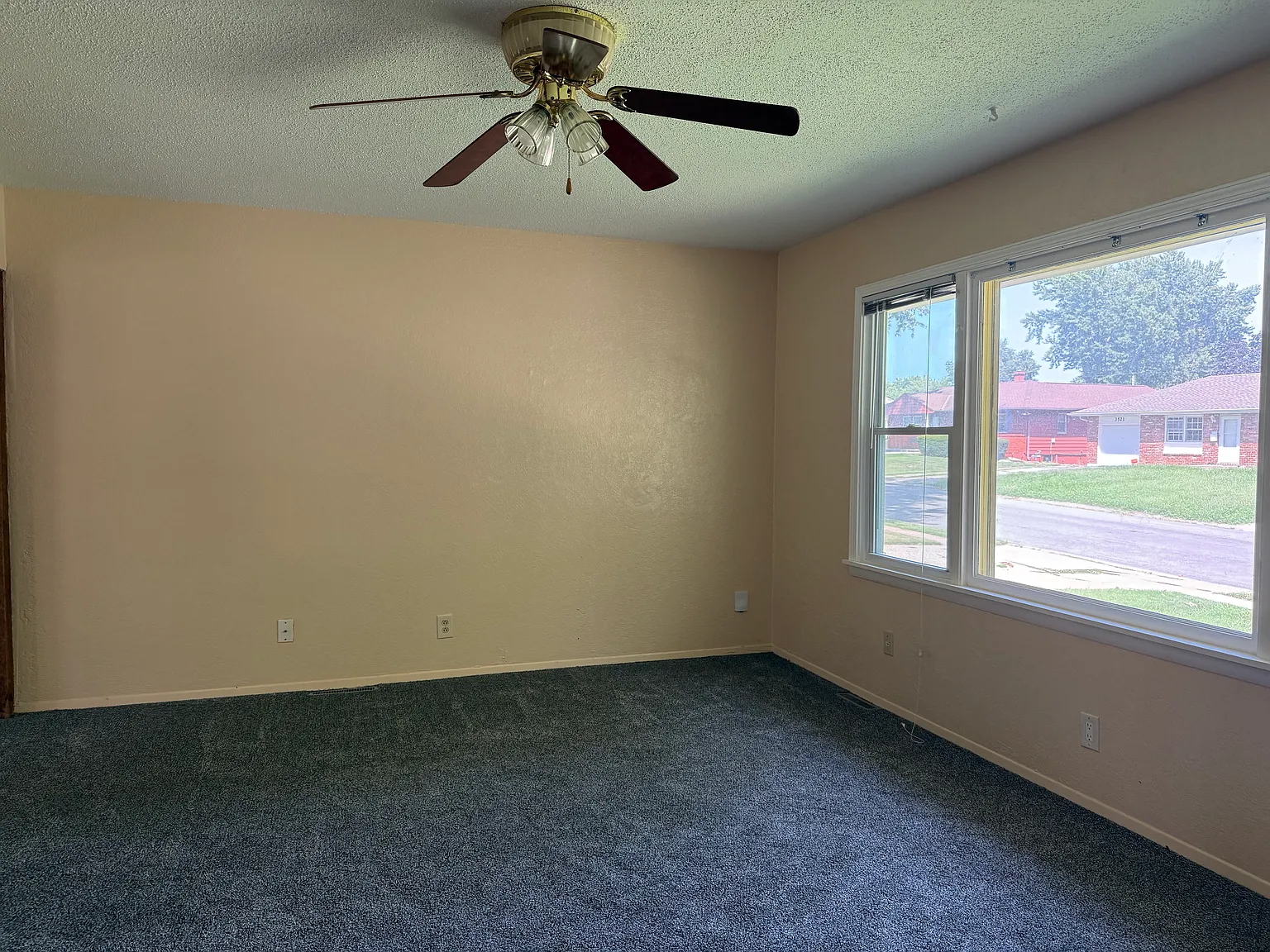 3 bed, 1.5 bath, 1220 sqft, $1,500 — Photo 3