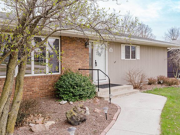 3rd image of 1304 Hillview Dr