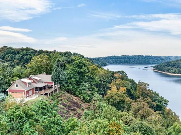 2070 Holly Bend Dr, Byrdstown, TN 38549