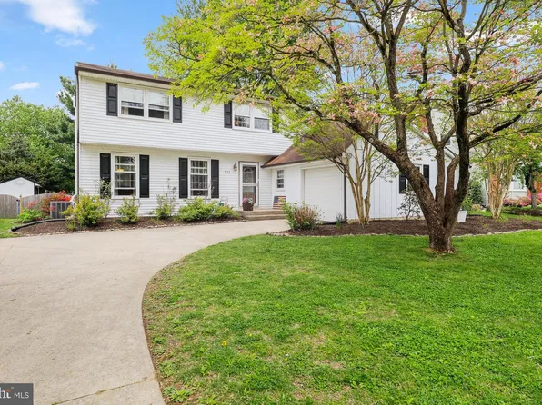 511 Perry Dr, Mount Laurel, NJ 08054