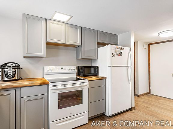 3rd image of 832 York Ave