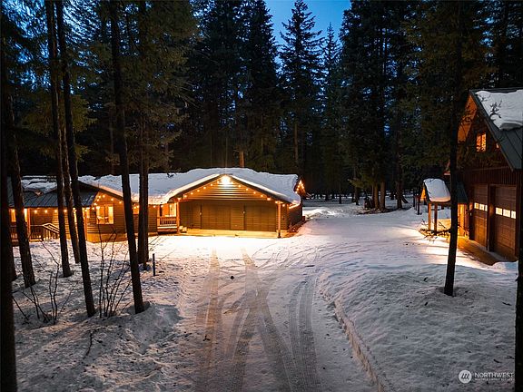 5th image of 2420 Salal Dr