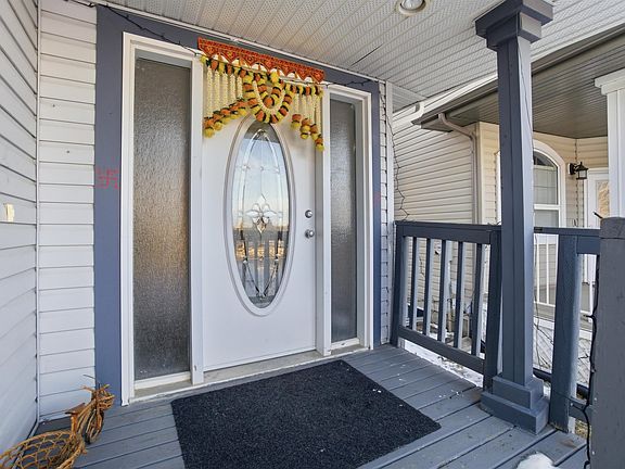 3rd image of 233 Macewan Rd SW