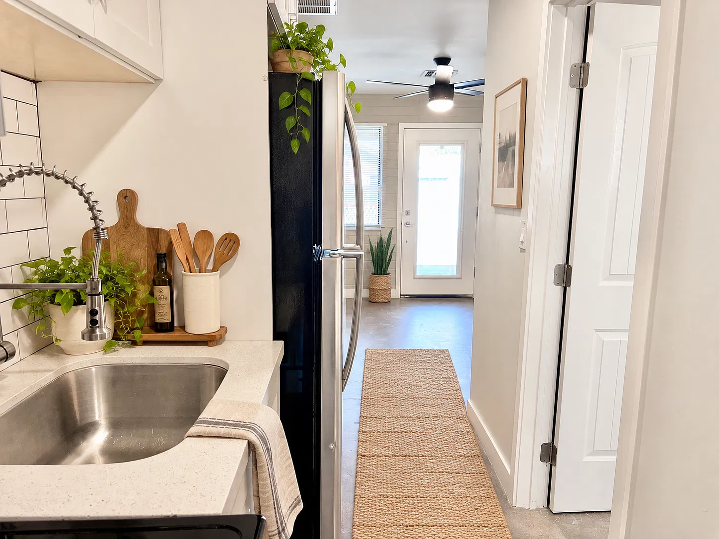 Studio, 300 sqft, $995 — Photo 4