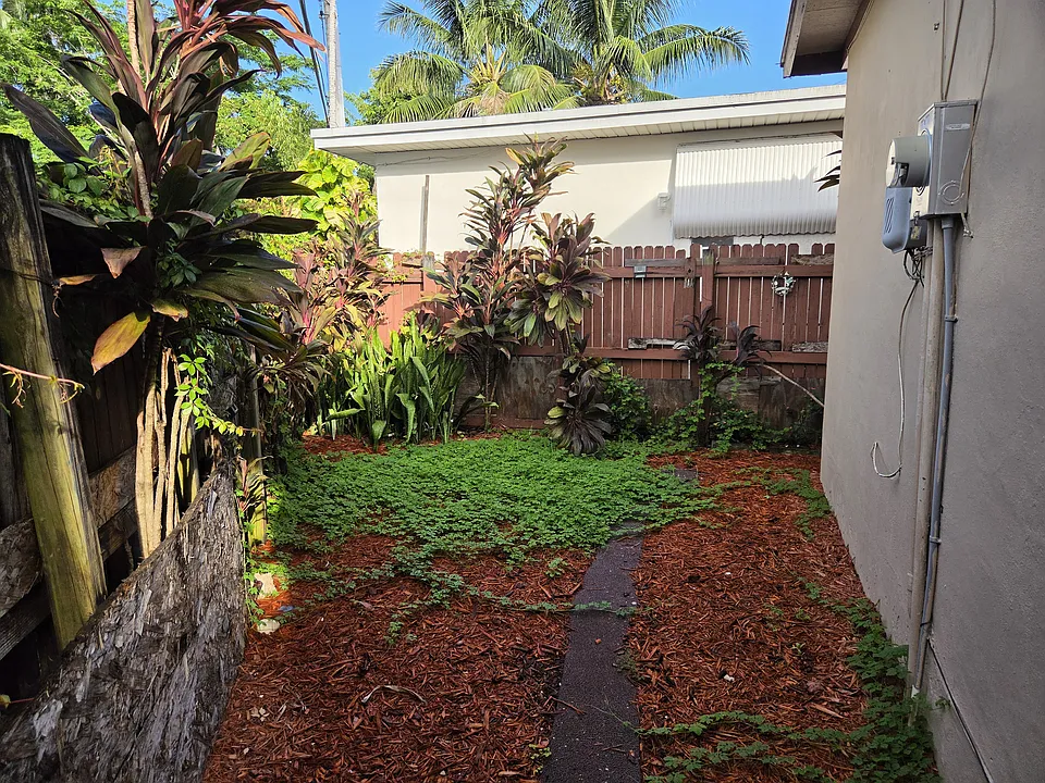 2355 NE 135th Ter