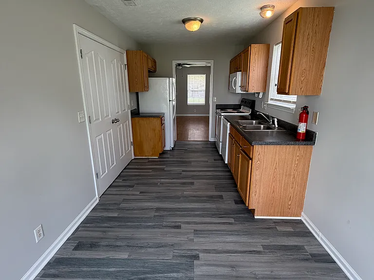 1217 Eastwoods Dr — Photo 5