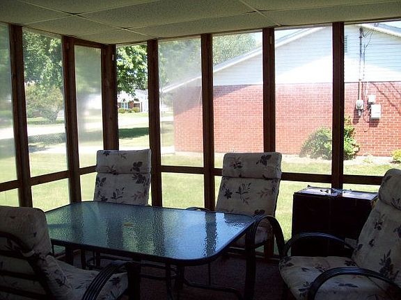 4th image of 970 Normandy Cir