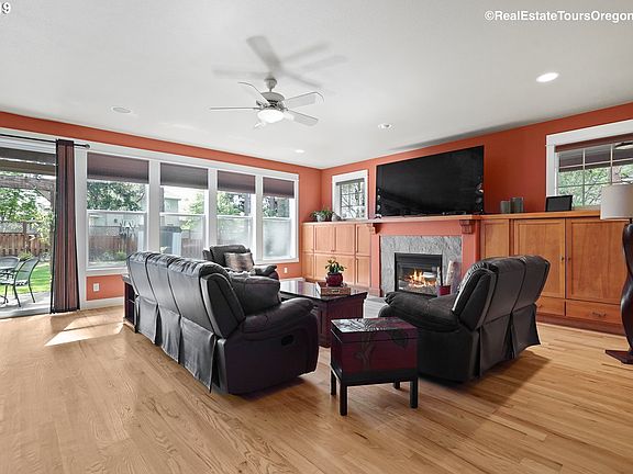 4th image of 851 NE Brennan Ln