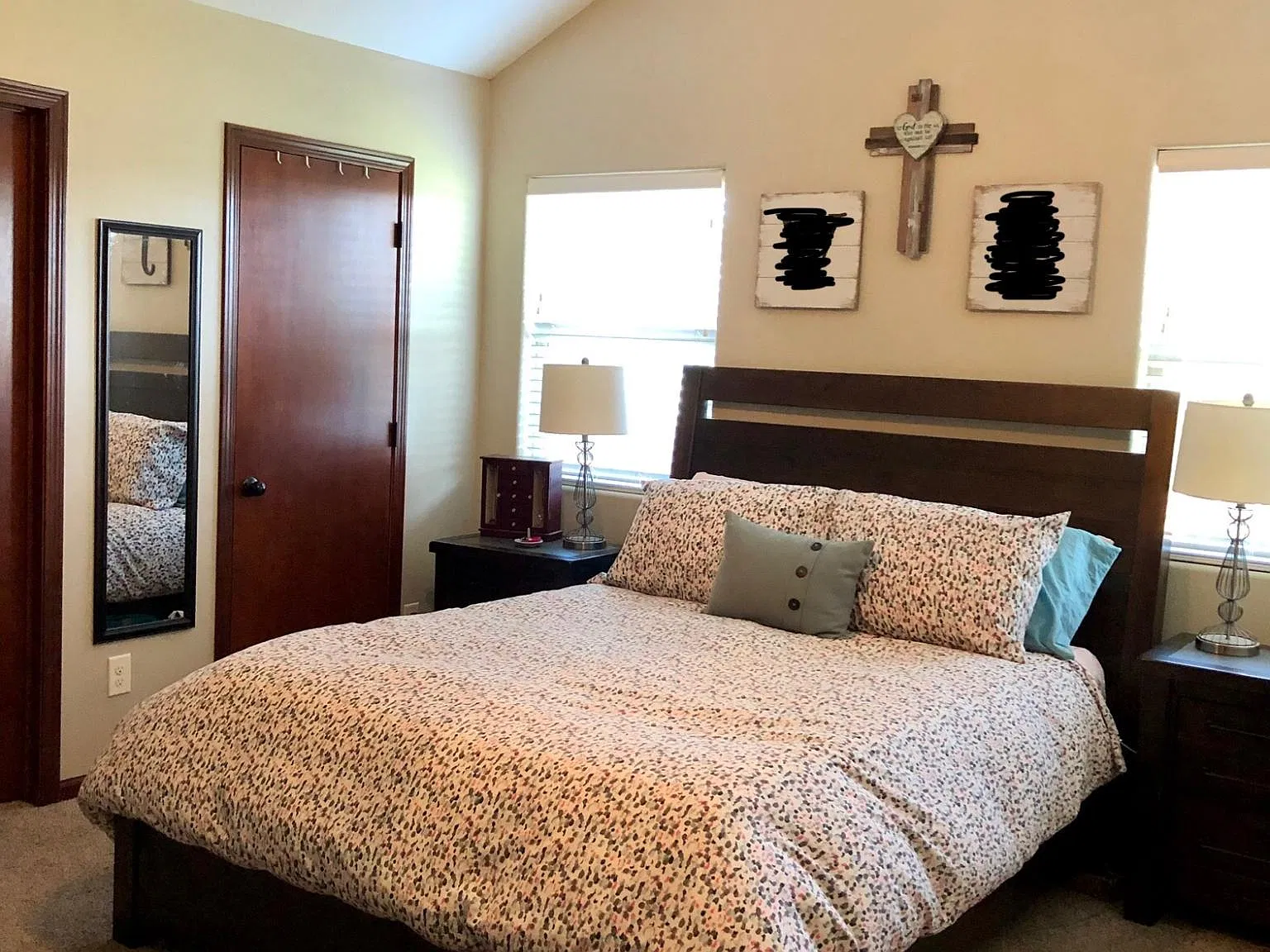 5 bed, 2220 sqft, $2,200 — Photo 4